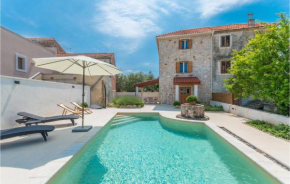 Amazing home in Sutomiscica with Outdoor swimming pool, WiFi and 2 Bedrooms